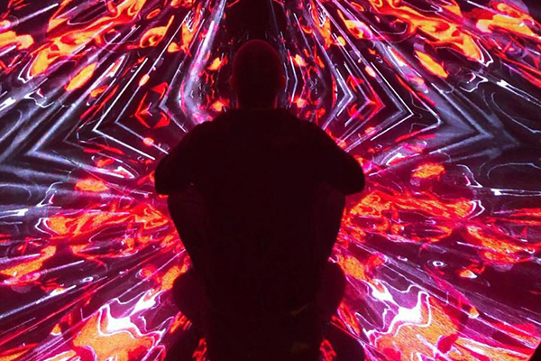 Световой арт-объект из зеркального композита